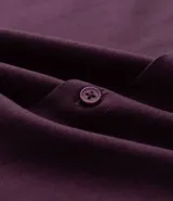 Camisa masculina de manga larga con cuello estructurado y cierre frontal de botones. Confeccionada en tejido de sarga con textura sutil, corte regular y acabado elástico para mayor comodidad.