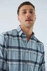 Camisa de hombre a cuadros color rosa, blanco y azul, de corte slim, manga larga, con bolsillo en el pecho y logo bordado.