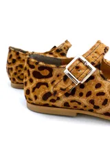 Zapato tipo Mary Jane de cuero con estampado animal print, forro y plantilla de cuero, ajuste con hebilla y horma normal.