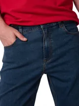 Jeans de mezclilla azul oscuro para hombre, con diseño ajustado tipo skinny, cinco bolsillos y cierre frontal con cremallera y botón con el logo de la marca.