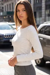 Remera gris melange de manga larga y cuello bote, de calce ajustado al cuerpo.