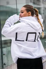 Canguro blanco con capucha y cordones ajustables, puños y cintura acanalados, y estampado negro con letras grandes en la espalda.