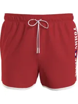 Short de baño rojo de poliéster reciclado con cintura elástica ajustable con cordón blanco, logo de Tommy Jeans estampado verticalmente en el lateral y ribete blanco en el ruedo.