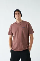 Remera marrón de algodón con cuello redondo y estampado en el pecho.