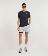 Bermuda deportiva Get Over de color gris claro, con short de compresión interior negro incorporado, cintura elástica con cordón ajustable y detalle de estampado circular en la pierna.