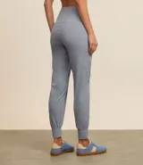 Pantalón jogger deportivo color celeste, con cintura elástica y lazo ajustable.
