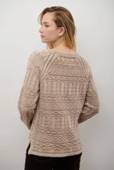 Buzo de tejido de punto en color azul con diseño geométrico texturizado, cuello redondo y mangas largas.