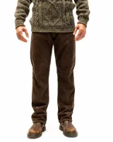 Pantalón de pana marrón con diseño de cinco bolsillos y corte clásico.