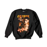 Buzo negro de cuello redondo con estampado gráfico frontal del artista Ca7riel en estilo vintage, con detalles de llamas y tipografía retro.