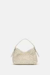 Bolso tipo saca de tamaño mini, color blanco off-white, con cuerpo de diseño trenzado, asa corta superior y cierre con cremallera metálica.