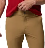 Pantalón chino Columbia modelo Roc Tech Chino Pant, color marrón, de corte recto y confeccionado en mezcla de nailon con tecnología Omni-Shield que repele líquidos y manchas. Cuenta con cintura elástica cómoda, trabillas para cinturón, bolsillos laterales reforzados, bolsillo de seguridad con cremallera y bolsillos traseros con cierre a presión.