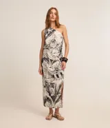 Pollera midi de Marfinno, confeccionada en viscolino con mezcla de lino y viscosa, con diseño estampado de paisajes modernistas en blanco y negro, nudo lateral y tajo frontal.