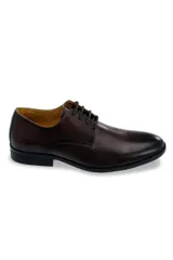 Zapato de vestir tipo Oxford de cuero color marrón oscuro, con cordones al tono y suela plana de goma.
