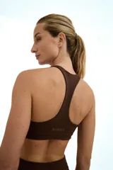 Top deportivo marrón con escote redondo y espalda deportiva.