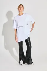 Remerón de corte oversized confeccionado en algodón, con cuello redondo y mangas cortas. Presenta estampados gráficos en color negro en la parte frontal.