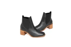 Botín tipo Chelsea de cuero negro con textura floater, paneles laterales elásticos y tacón de bloque en madera.