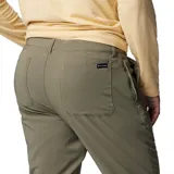 Pantalón chino Columbia modelo Sage Peak, color verde militar, con tecnología Omni-Shield que repele líquidos y manchas. Cuenta con bolsillos laterales, bolsillos traseros, presillas para cinturón y corte de pierna recta.