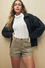 Short color verde militar, de tiro medio, con bolsillos delanteros aplicados y cierre con botón.