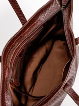 Cartera shopper grande de cuero color beige con diseño trenzado. Cuenta con asas largas de hombro, cierre superior y forro interior con bolsillos.