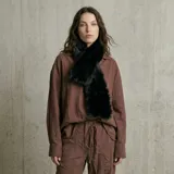 Bufanda de piel sintética en color negro, con textura suave y diseño alargado.