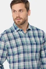 Camisa de manga larga confeccionada en una mezcla de lino y algodón, con diseño a cuadros en tonos verdes, azules y blancos. Presenta cuello clásico, cierre frontal con botones y un bolsillo en el pecho con el logo de la marca bordado.