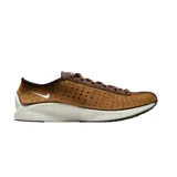 Championes Nike Air Superfly de diseño aerodinámico en color marrón, confeccionados en gamuza perforada con detalles en cuero marrón oscuro. Presentan una suela blanca con tecnología Air visible en el talón y un pequeño logo Swoosh bordado en el lateral.