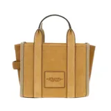 Cartera tipo tote bag de Marc Jacobs, confeccionada en una combinación de cuero gamuzado color tostado y cuero texturizado marrón. Presenta el logo estampado en el frente, doble asa superior y correa ajustable extraíble.
