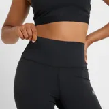 Calza deportiva de tiro alto New Balance, confeccionada en tejido elástico con tecnología de secado rápido NB DRY. Presenta un diseño ajustado con logo reflectante en la pierna.