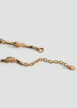 Collar dorado de cadena eslabonada con inserciones de eslabones metálicos entrelazados y detalles de piedras en tonos rosa, marrón y verde.