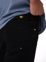Jeans de corte slim color negro de la marca Caterpillar, con diseño clásico de cinco bolsillos, cierre de cremallera y botón metálico.