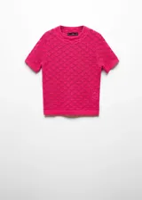 Buzo de tejido calado color fucsia, con cuello redondo y manga corta. Presenta un diseño de punto con textura geométrica y terminaciones acanaladas.