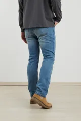 Pantalón de jean azul oscuro, corte recto, con bolsillos delanteros y traseros.