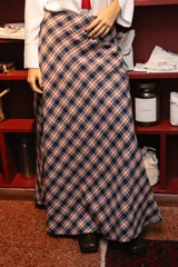 Pollera larga de corte evasé con estampado de cuadros escoceses en tonos azul, rojo y blanco.