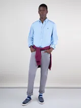 Camisa celeste de algodón con cuello abotonado, corte regular fit, manga larga con puños simples y logo bordado en el pecho.