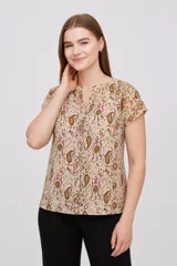Blusa de viscosa con estampado paisley en tonos beige, verde y fucsia, cuello en V y mangas cortas.