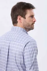 Camisa sport de manga larga con estampado a cuadros en tonos celestes, blancos y grises, de corte clásico con cuello con botones.