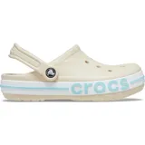 Zuecos Crocs modelo Bayaband en color beige, con banda blanca en la entresuela que presenta el logo de la marca en letras celestes y una línea decorativa del mismo color. Diseño ergonómico con tira trasera ajustable.