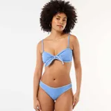 Braguita de bikini celeste con pespuntes decorativos en contraste a lo largo de los bordes.