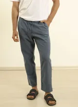 Pantalon de corte relaxed fit, confeccionado en una mezcla de lino y algodón. Presenta cintura elástica con cordón ajustable, bolsillos frontales y bolsillos traseros.