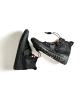 Championes de caña media color marrón, con cordones elásticos, ajuste de velcro y suela de goma con textura.