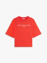 Remera de corte amplio confeccionada en puro algodón de color rojo, con cuello redondo, mangas anchas y hombros ligeramente caídos. Presenta el logo de Tommy Hilfiger estampado en el pecho en color blanco.