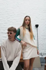 Minifalda color crema con bolsillos cargo laterales.