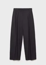 Pantalón de vestir de corte recto y tiro medio, confeccionado en tejido mezcla de algodón y lino con estampado de rayas verticales. Cuenta con cierre delantero de cremallera y botón, trabillas para cinturón y dos bolsillos laterales.