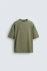 Camiseta boxy fit de algodón color verde militar, con cuello redondo y manga corta.
