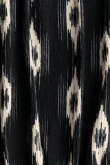 Vestido mini negro sin mangas, con estampado geométrico en tonos blancos, escote redondo fruncido, cintura drapeada y falda escalonada con volados.