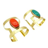 Pulsera rígida dorada con piedra ágata ovalada color verde agua.