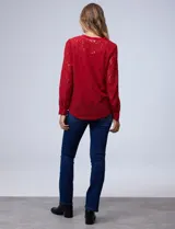 Blusa de encaje roja, marca Adiva. Cuello a la base, escote en V y apertura con botones. Manga larga con puño y botones. Incluye musculosa interna.
