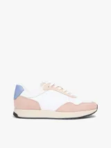 Zapatillas estilo runner Tommy Hilfiger confeccionadas en materiales mixtos de cuero y textil. Presentan una combinación de colores blanco, detalles en rosado y celeste en la parte trasera, con suela tonal y cordones frontales.