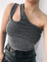 Top negro brillante de un solo hombro con abertura en el hombro izquierdo.