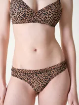Colaless de tiro medio con estampa animal print de leopardo, confeccionada en microfibra suave.